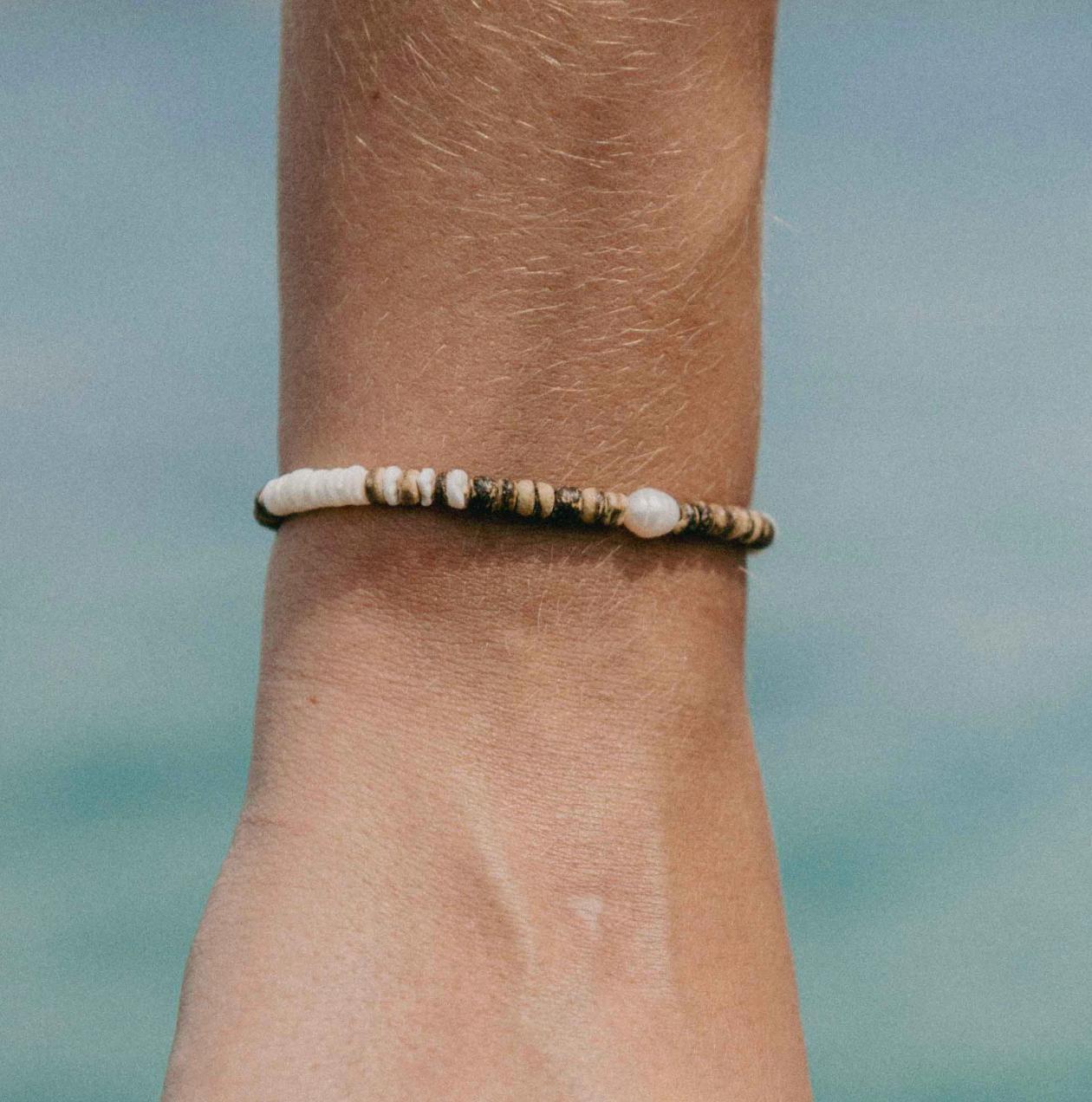 PINEAPPLE KAUAI PUKA SHELL & PEARL BRACELET -KALB-005